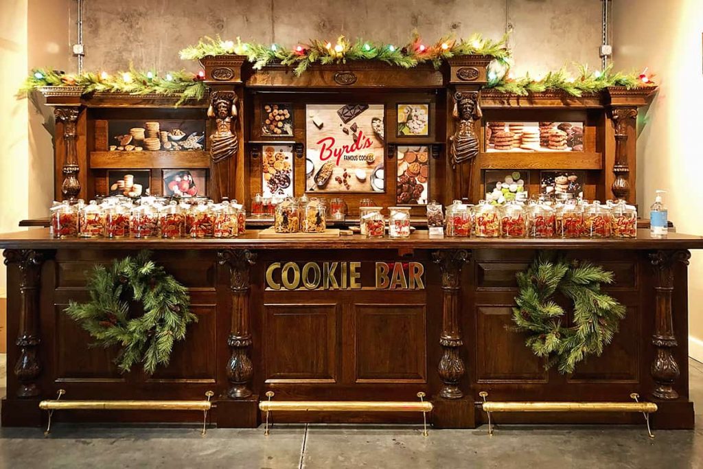 Kerstmis in Savannah bij Byrd Cookie Company met een grote houten bar met verschillende smaken van cookies