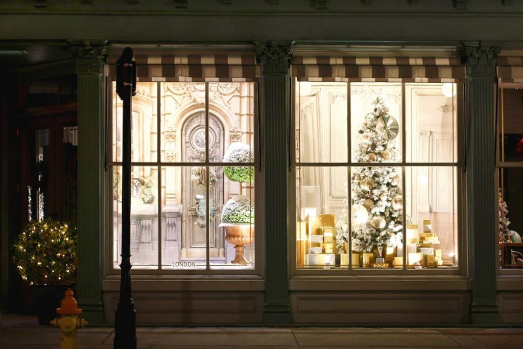 Parigino a tema Natalizio finestra di visualizzazione in un grazioso negozio con il verde intorno a windows su Broughton Street, a Savannah, GA