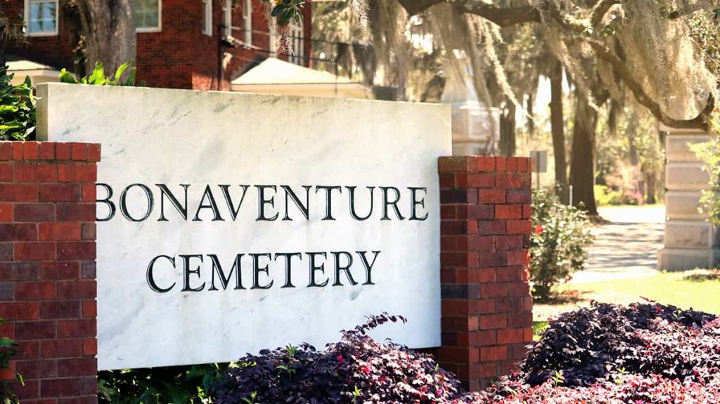 Brick and marble sign with the words Bonaventure Cemetery etched into a marble slab