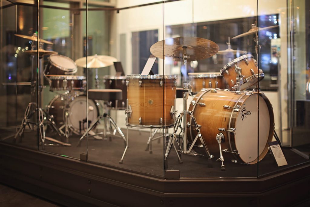 Glass-enclosed drum set