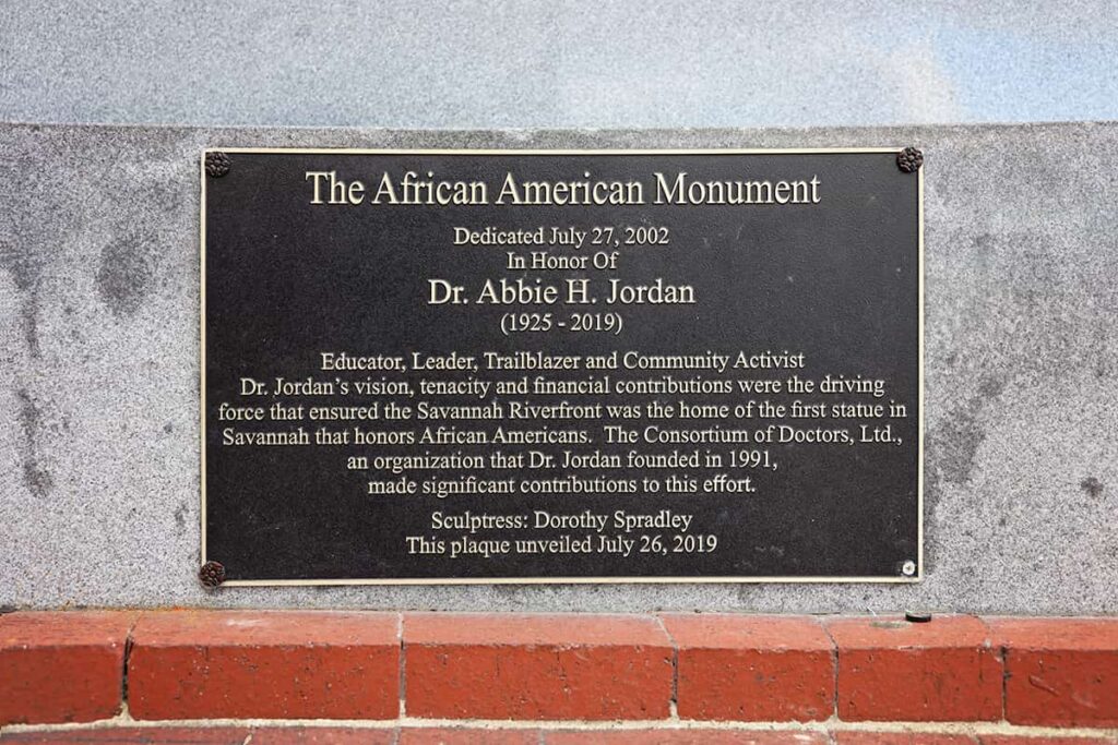 Black plaque with gold lettering referencing Dr. Abbie H. Jordan's efforts to erect a monument honoring African Americans in Savannah